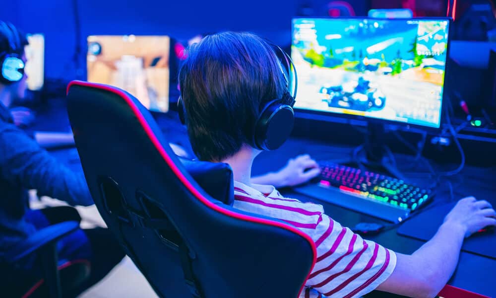 Ragazzo gioca con un videogames (© Depositphotos)