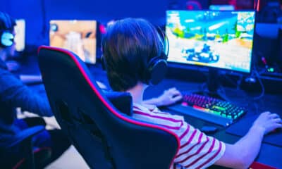 Ragazzo gioca con un videogames (© Depositphotos)